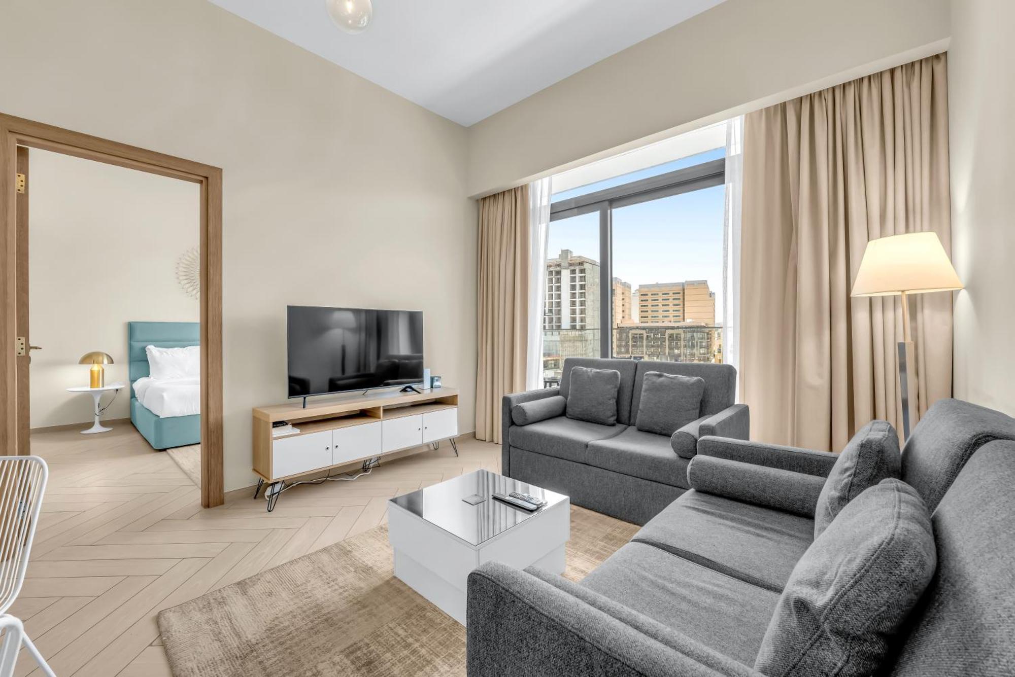 Waves - Comfortable Jvc With Balcony And Maids Apartment Dubai