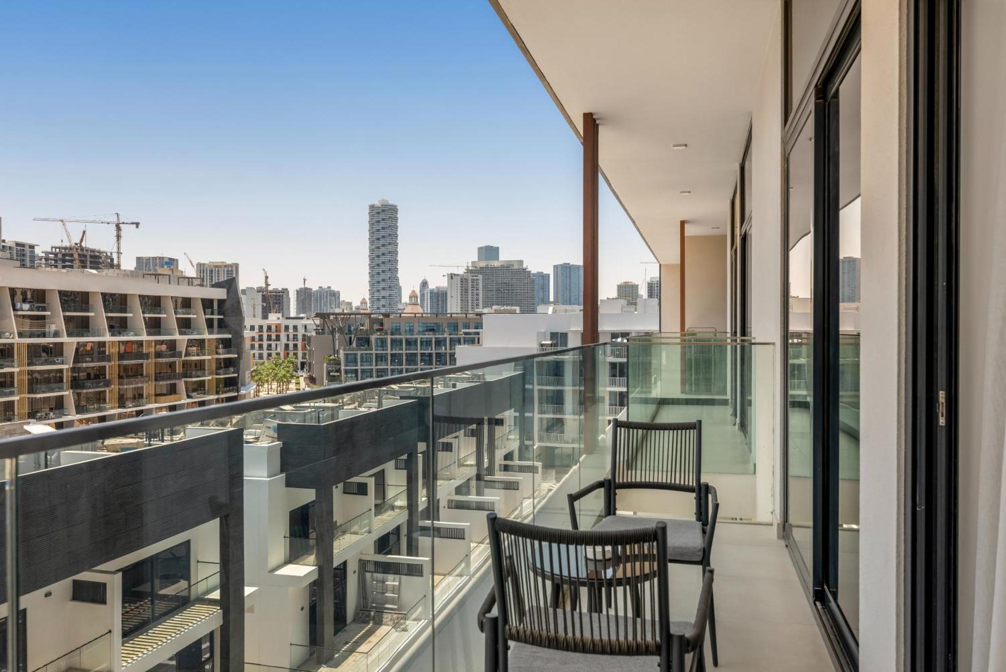 Waves - Comfortable Jvc With Balcony And Maids Apartment Dubai