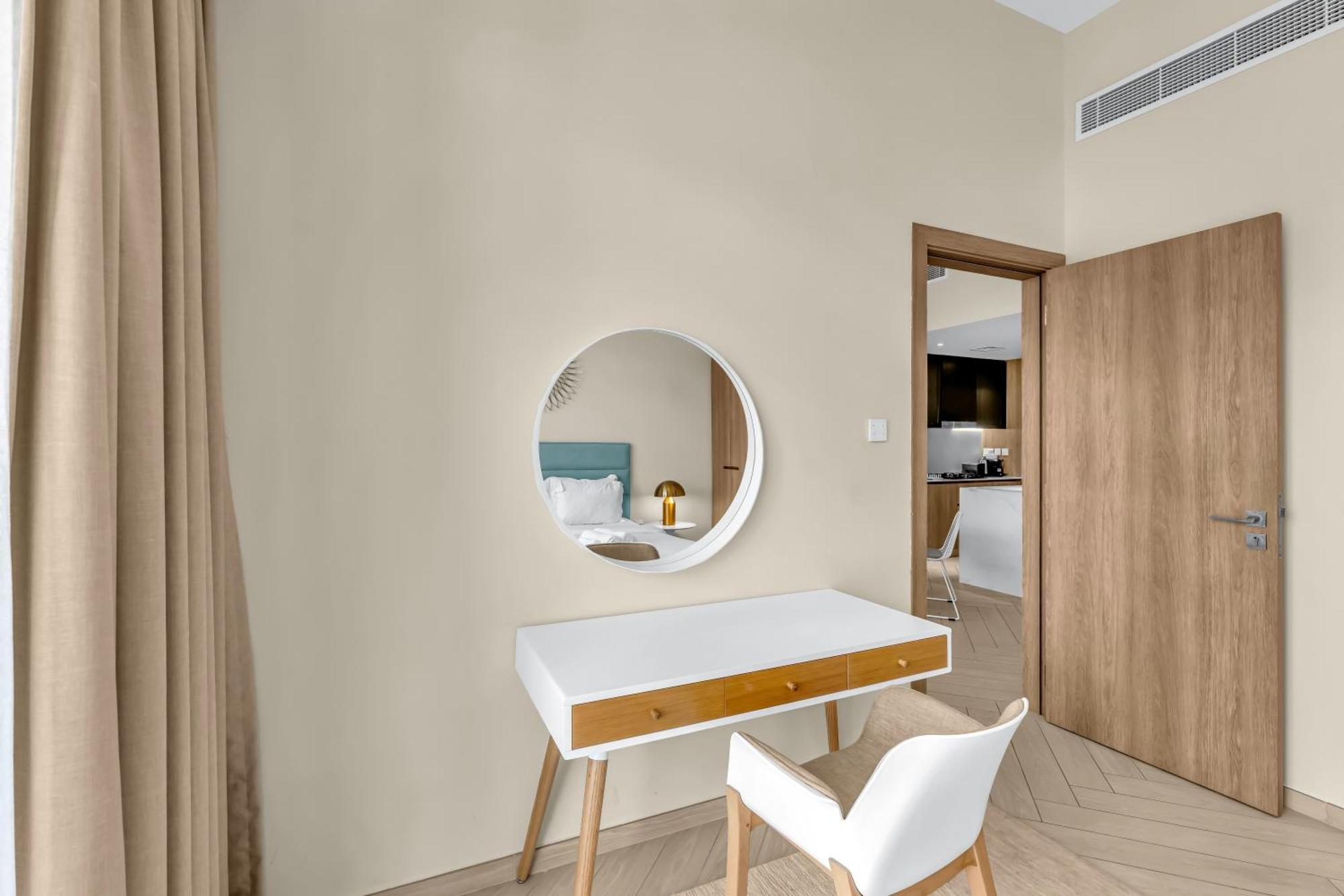 Apartment Waves - Comfortable Jvc With Balcony And Maids